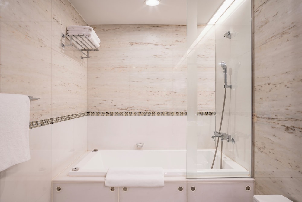 デラックス スイート キングベッド 1 台 クラブラウンジ利用可 バスルーム1 | スイスホテル南海大阪