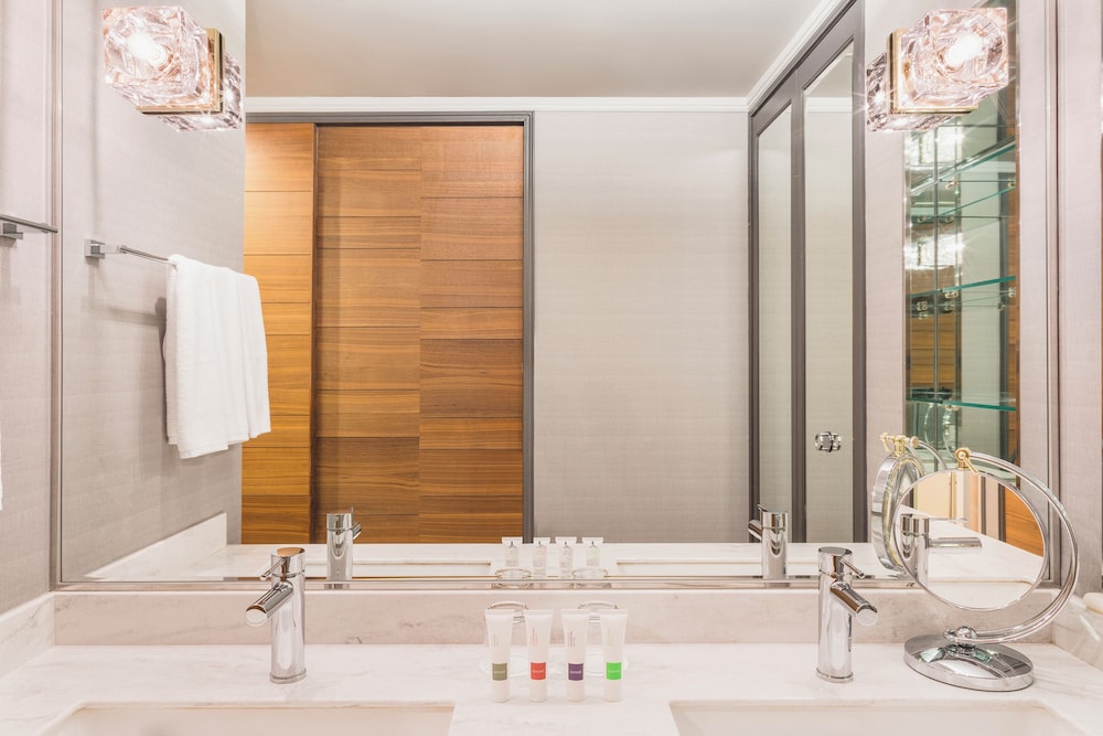 デラックス スイート シングルベッド 2 台 クラブラウンジ利用可 (High Floor) バスルーム0 | スイスホテル南海大阪