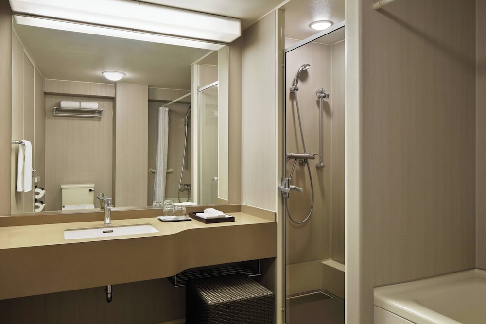 クラブルーム シングルベッド 2 台　シャワー付き バスルーム0 | ザ・プリンス 京都宝ヶ池、オートグラフ コレクション