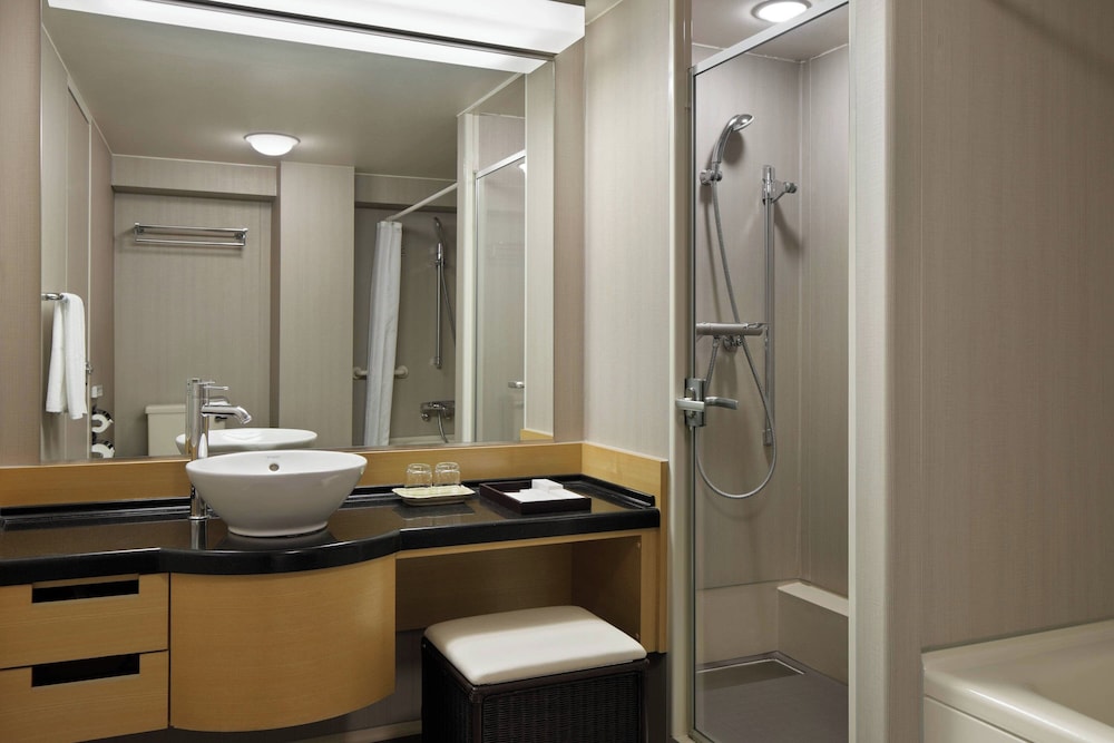 クラブルーム シングルベッド 2 台　シャワー付き バスルーム1 | ザ・プリンス 京都宝ヶ池、オートグラフ コレクション