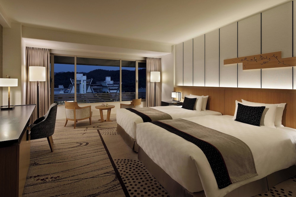 プレジデンシャル スイート 2 ベッドルーム 禁煙 マウンテンビュー 客室1 | ザ・プリンス 京都宝ヶ池、オートグラフ コレクション