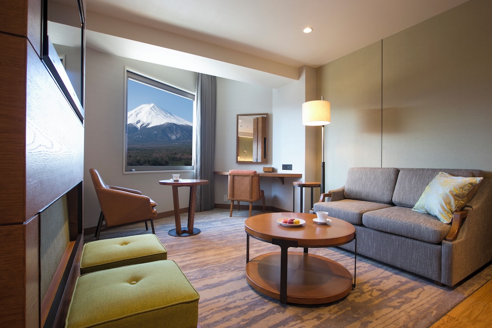 ファミリー スイート 禁煙 リビング エリア0 | ハイランドリゾート ホテル＆スパ