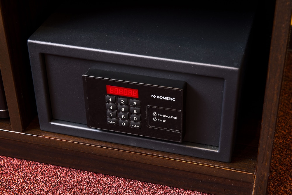 グランド ダブルルーム クイーンベッド 1 台 禁煙 セーフティボックス0 | チサン グランド 長野