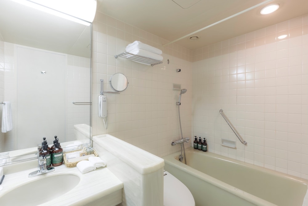 プレミアム ルーム シングルベッド 2 台 (Minifridge) バスルーム0 | ANAクラウンプラザホテル金沢 by IHG