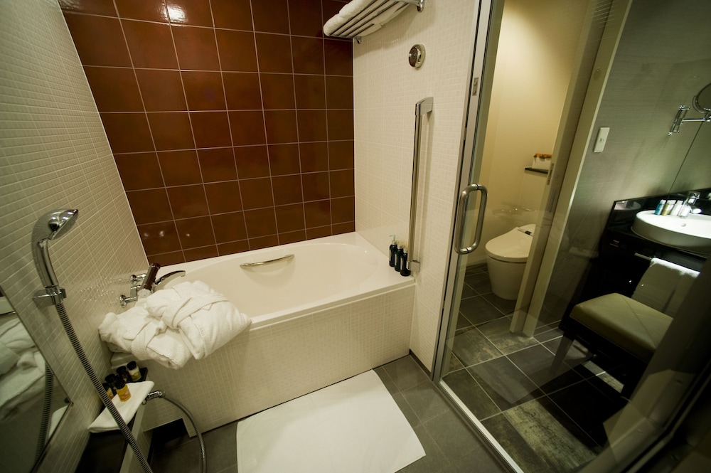 プレミアム ルーム シングルベッド 2 台 (Air Purifier) バスルーム0 | ANAクラウンプラザホテル金沢 by IHG