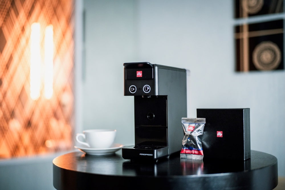 プレミアム ルーム シングルベッド 2 台 (Minifridge) 客室の設備とサービス2 | ANAクラウンプラザホテル金沢 by IHG