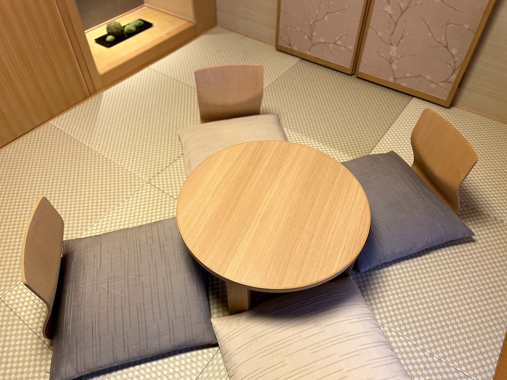 和洋室（大人３名以上はエキストラベッド、大人4名以上は布団) (5F) リビング エリア1 | ホテル メトロポリタン