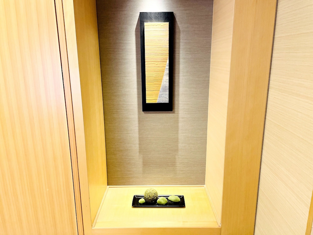 和洋室（大人３名以上はエキストラベッド、大人4名以上は布団) (5F) リビング エリア2 | ホテル メトロポリタン