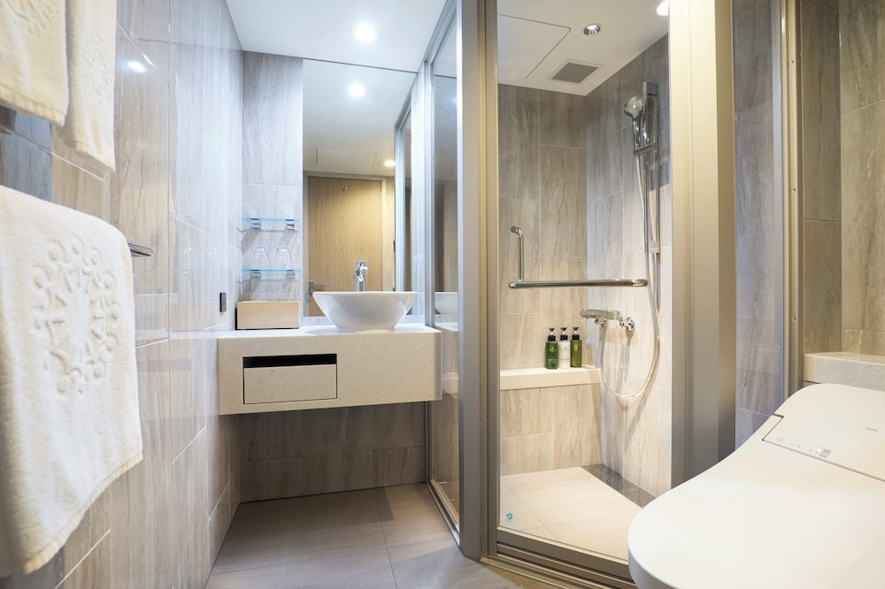 プラザスタンダードツイン 禁煙 バスタブなし バスルーム0 | 京王プラザホテル