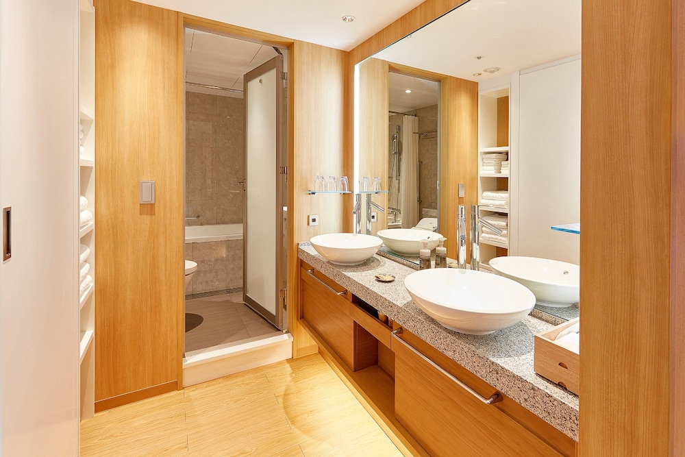 ラグジュアリー ファミリールーム (禁煙) バスルーム2 | 京王プラザホテル