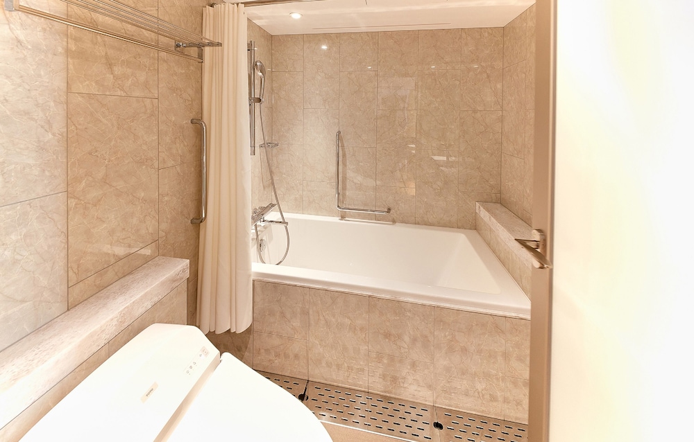 ラグジュアリー ファミリールーム (禁煙) バスルーム3 | 京王プラザホテル