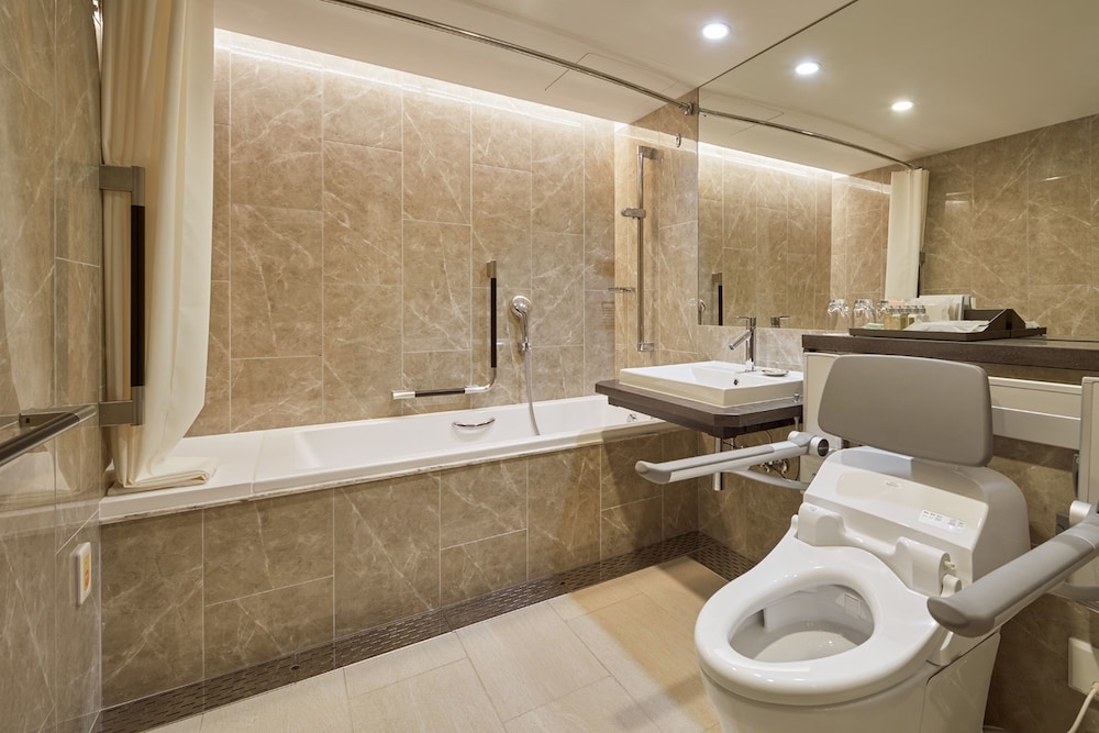 デラックス ツイン 禁煙 (ユニバーサルデザイン) バスルーム0 | 京王プラザホテル