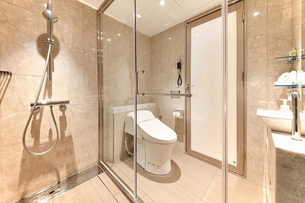 ラグジュアリー ファミリールーム (禁煙) バスルームのシャワー1 | 京王プラザホテル