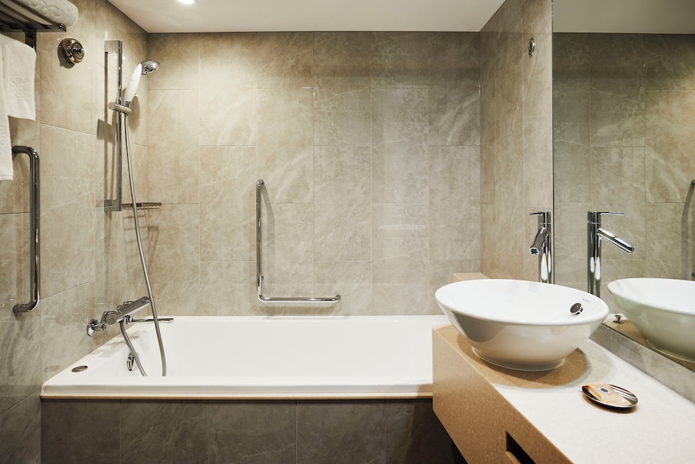 スタンダード プラス ダブル (禁煙) バスルーム0 | 京王プラザホテル