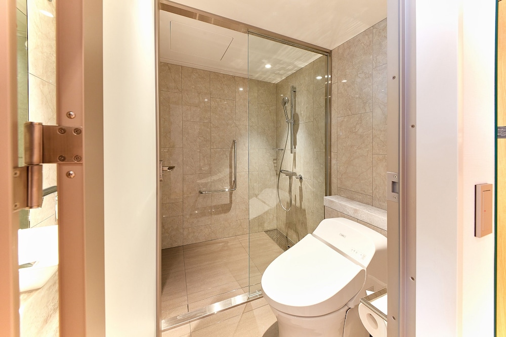 ラグジュアリー ファミリールーム (禁煙) バスルームのシャワー0 | 京王プラザホテル