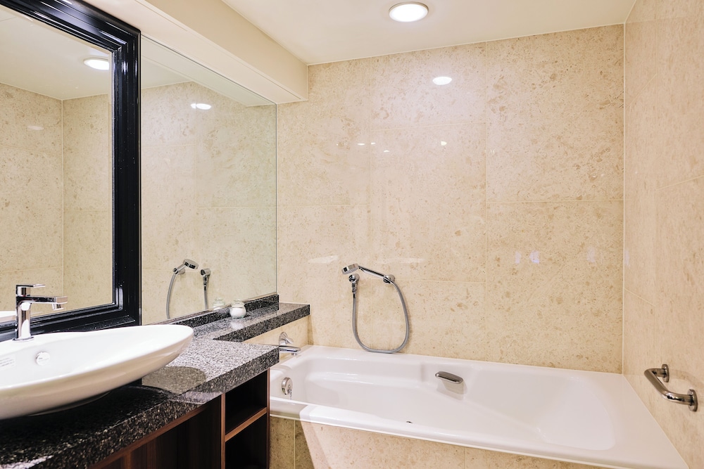 クラシック ルーム シングルベッド 2 台 クラブラウンジ利用可 ベイビュー (Japanese) バスルーム1 | ホテル インターコンチネンタル 東京ベイ by IHG