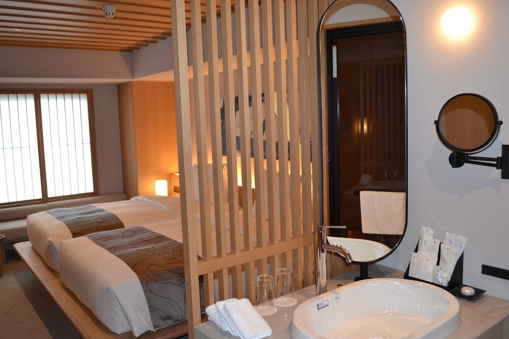 スタンダード ルーム シングルベッド 2 台 (Electric curtain) 客室1 | ANAクラウンプラザホテル京都 by IHG