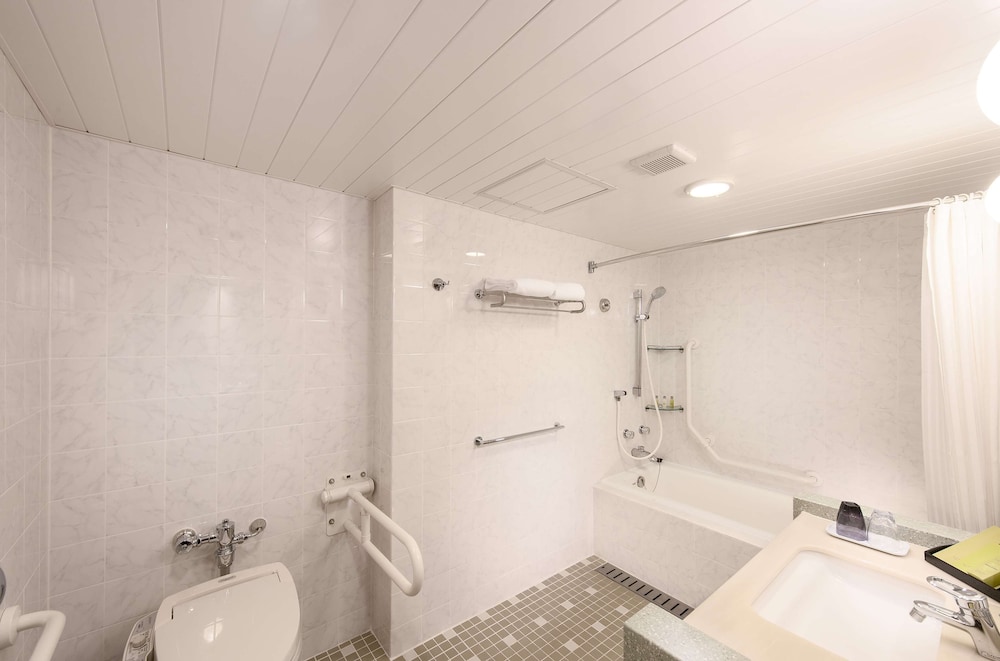 ツインアクセシブルルーム バスルーム0 | ダブルツリー by ヒルトン那覇首里城