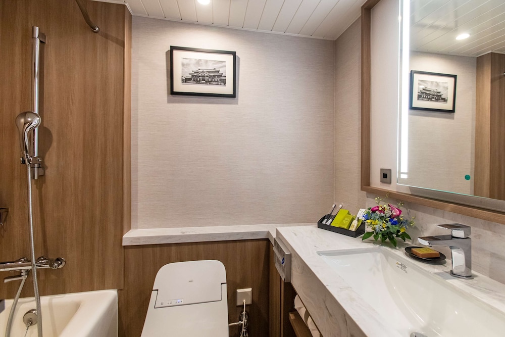 プレミアムデラックスルーム バスルーム0 | ダブルツリー by ヒルトン那覇首里城