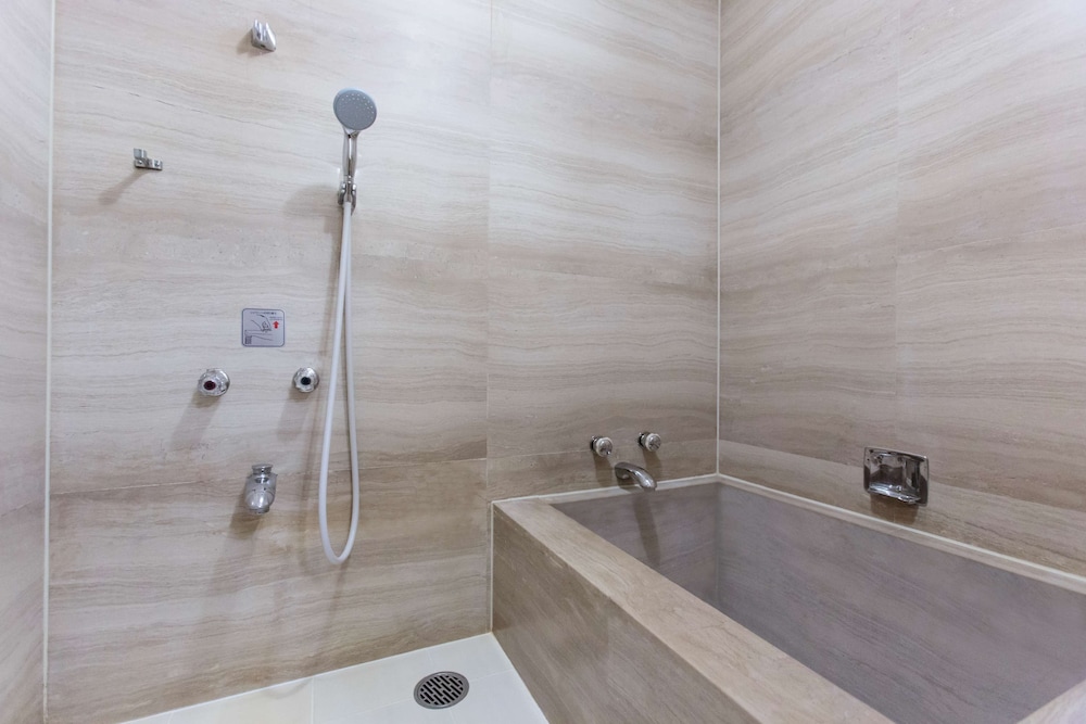 ファミリースイート（和室） バスルーム0 | ダブルツリー by ヒルトン那覇首里城