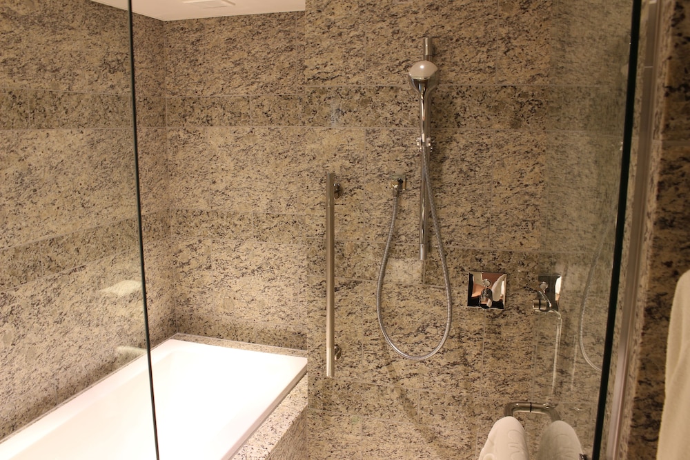 スイートガーデンビュー バスルームのシャワー0 | ホテル日航福岡