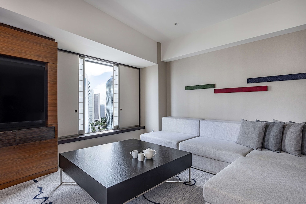 ジュニアスイート エグゼクティブツイン リビング エリア1 | ヒルトン東京