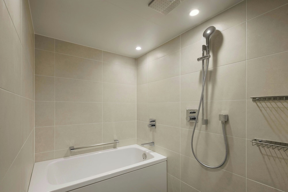 ルーム キングベッド 1 台ソファーベッド付き バスルーム0 | コートヤード・マリオット銀座東武ホテル