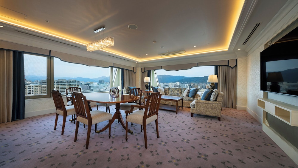 プリンセス スイート 禁煙 (北東向き 和室付き 112平米) リビング エリア1 | ホテル日航プリンセス京都