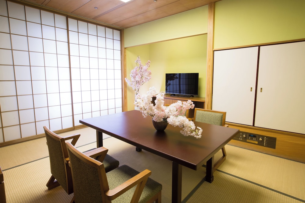 桜スイート(和洋室・2ベッド＆布団2組) 客室1 | ホテルオークラ神戸