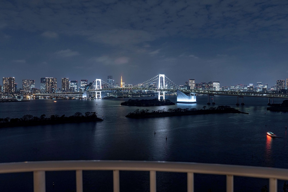 【レインボーブリッジ側】プレミアムデラックス ツインルーム(禁煙・40㎡) 部屋からの景観0 | ヒルトン東京お台場