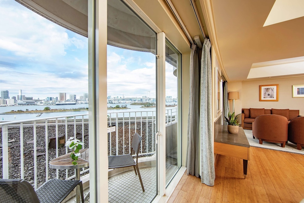 【レインボーブリッジ＆東京タワービュー、ラウンジ特典付】ファミリールーム（禁煙・80㎡） リビング エリア1 | ヒルトン東京お台場