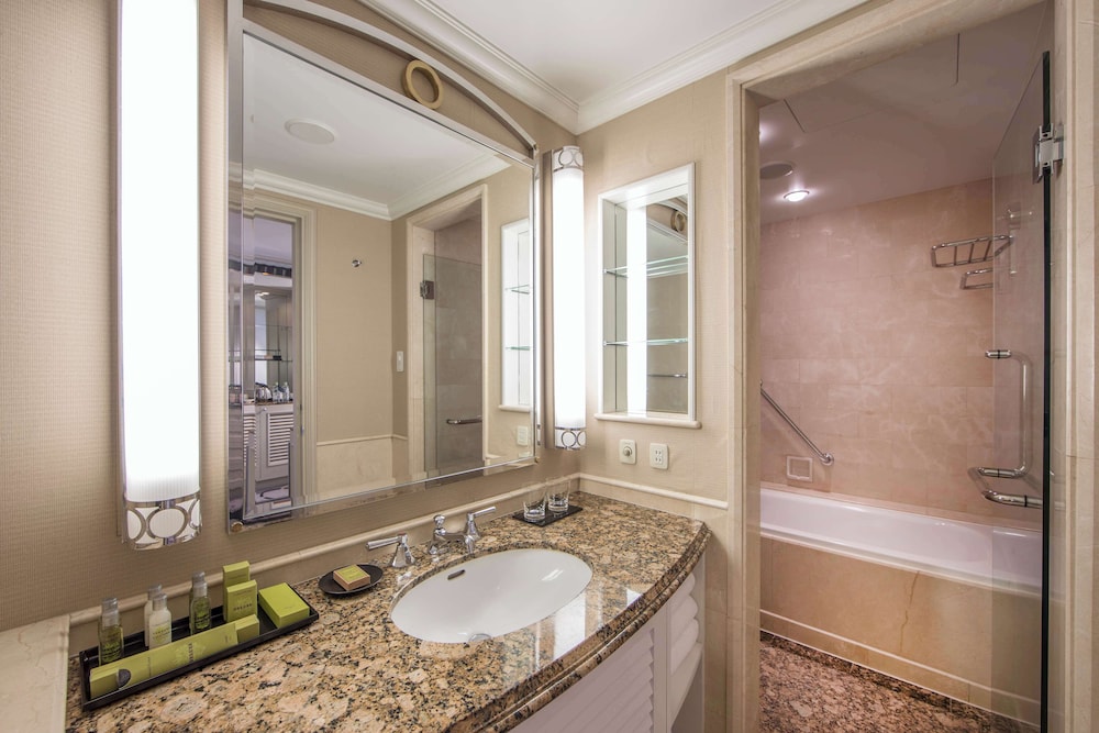 デラックスキングルーム(禁煙・40㎡) バスルーム1 | ヒルトン東京お台場