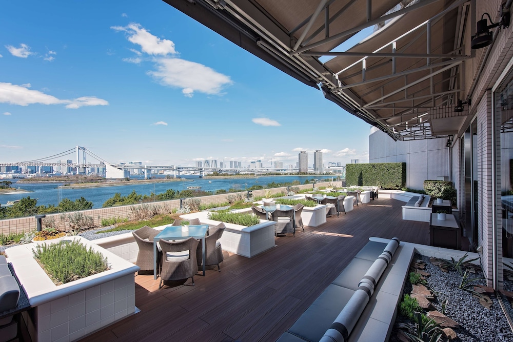 【レインボーブリッジ&東京タワービュー、ラウンジ特典付】エグゼクティブキングルーム(禁煙・40㎡) エグゼクティブ ラウンジ1 | ヒルトン東京お台場