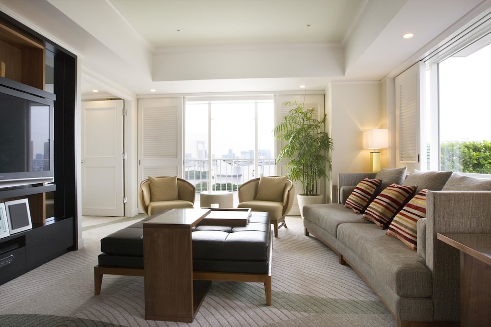 【屋外ジェットバス＆ラウンジ特典付】デラックステラススイート　ツイン（禁煙・80㎡） リビング エリア0 | ヒルトン東京お台場