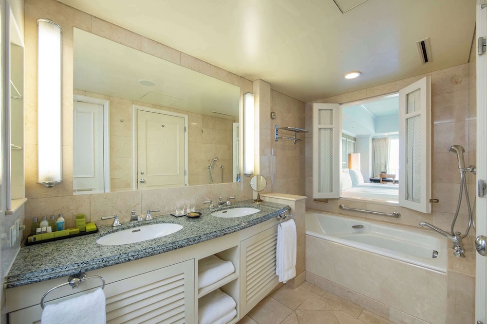 【レインボーブリッジ&東京タワービュー、ラウンジ特典付】ワンベッドルームスイート ツイン(禁煙・80㎡) バスルーム1 | ヒルトン東京お台場