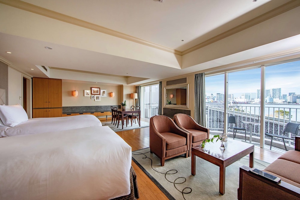 【レインボーブリッジ＆東京タワービュー、ラウンジ特典付】ファミリールーム（禁煙・80㎡） リビング エリア2 | ヒルトン東京お台場