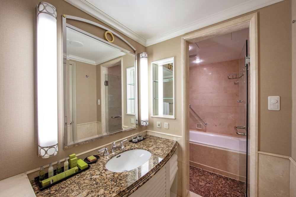 【レインボーブリッジ側】プレミアムデラックス ツインルーム(禁煙・40㎡) バスルーム1 | ヒルトン東京お台場