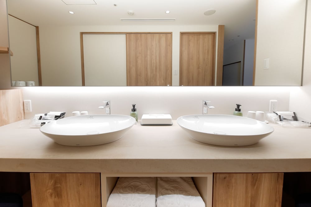 ファミリーデラックスルーム 禁煙 (4名利用) バスルームのシンク1 | ホテルグランヴィア 岡山