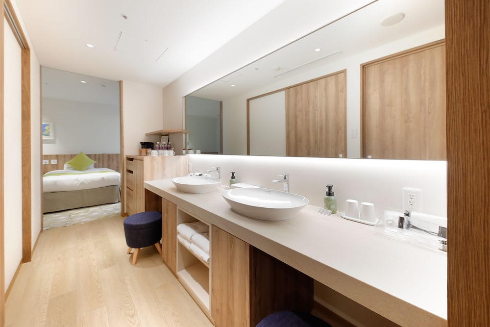 ファミリーデラックスルーム 禁煙 (4名利用) バスルームのシンク0 | ホテルグランヴィア 岡山