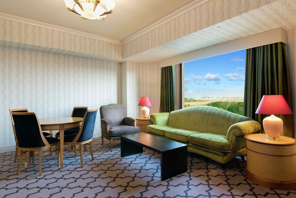 スイートツインルーム リビング エリア0 | ヒルトン成田