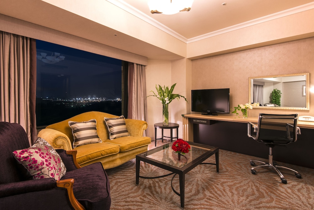 ジュニアスイートキングルーム リビング エリア0 | ヒルトン成田