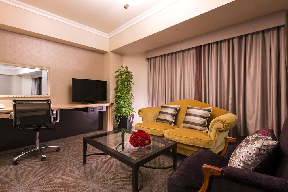 ジュニアスイートツインルーム リビング エリア1 | ヒルトン成田