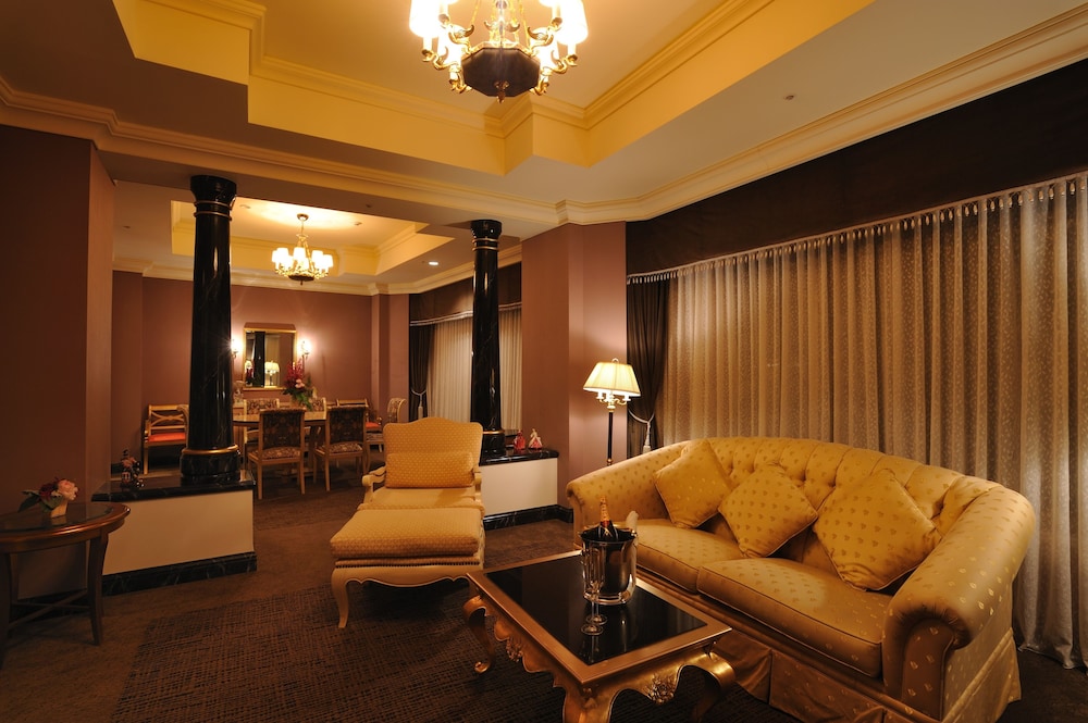 ロイヤルスイートキングルーム リビング エリア1 | ヒルトン成田