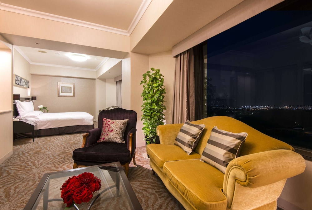 ジュニアスイートキングルーム リビング エリア1 | ヒルトン成田