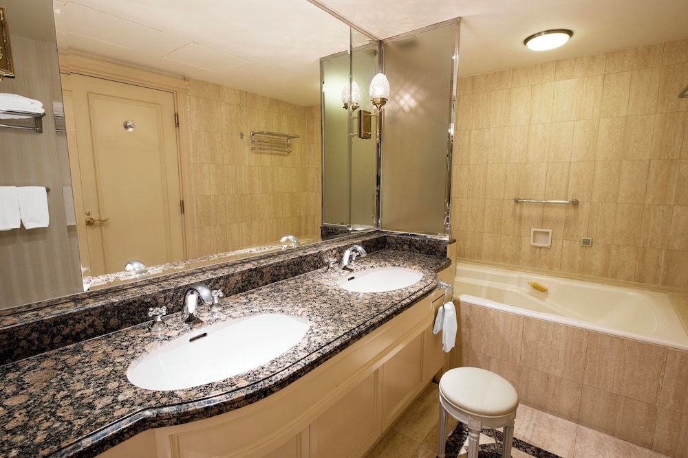 ジュニアスイートダブルルーム, 禁煙 (extra beds for person over age of 4) バスルーム0 | リーガロイヤルホテル 東京