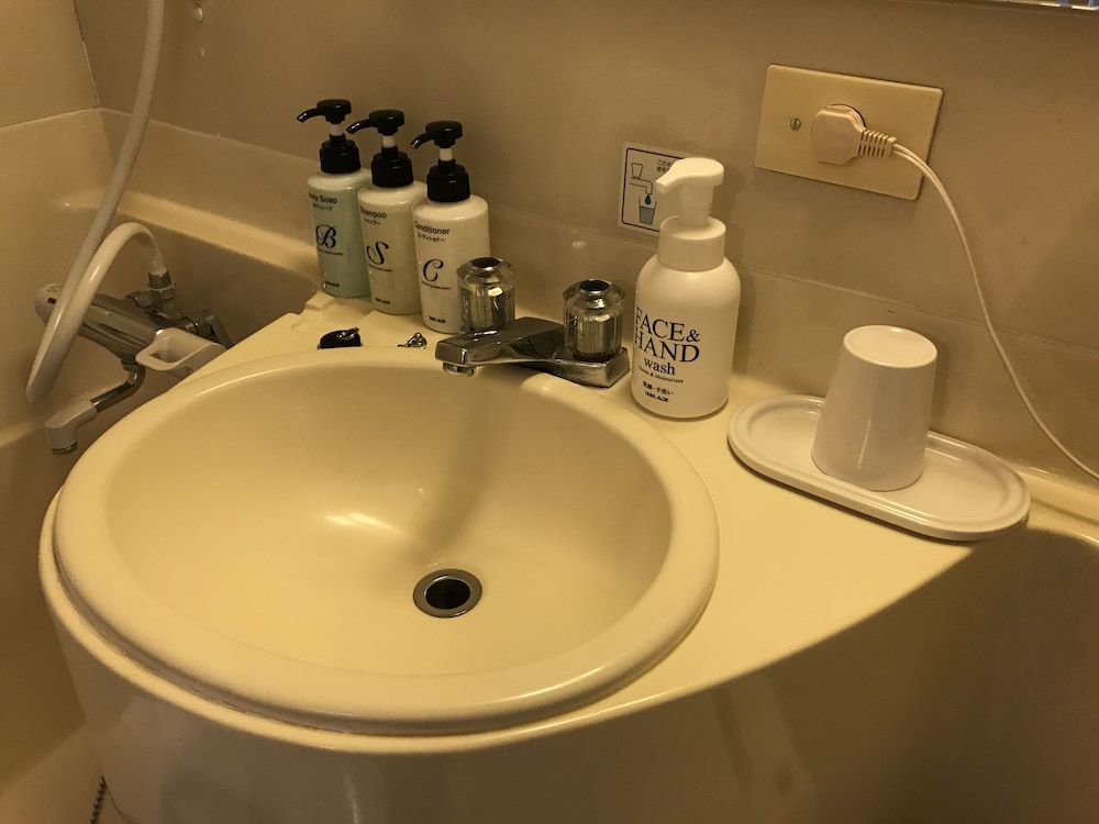 スモールダブルルーム ダブルベッド1台 禁煙 (13.4 ㎡) バスルームのシンク0 | スマイルホテル下関