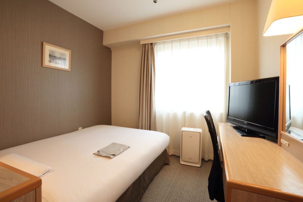 スモールダブルルーム ダブルベッド1台 禁煙 (13.4 ㎡) 客室1 | スマイルホテル下関