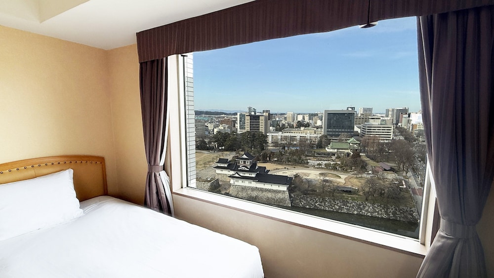 プレミアム ルーム ダブルベッド 2 台 (Toyama Castle View) 部屋からの景観1 | ANAクラウンプラザホテル富山 by IHG