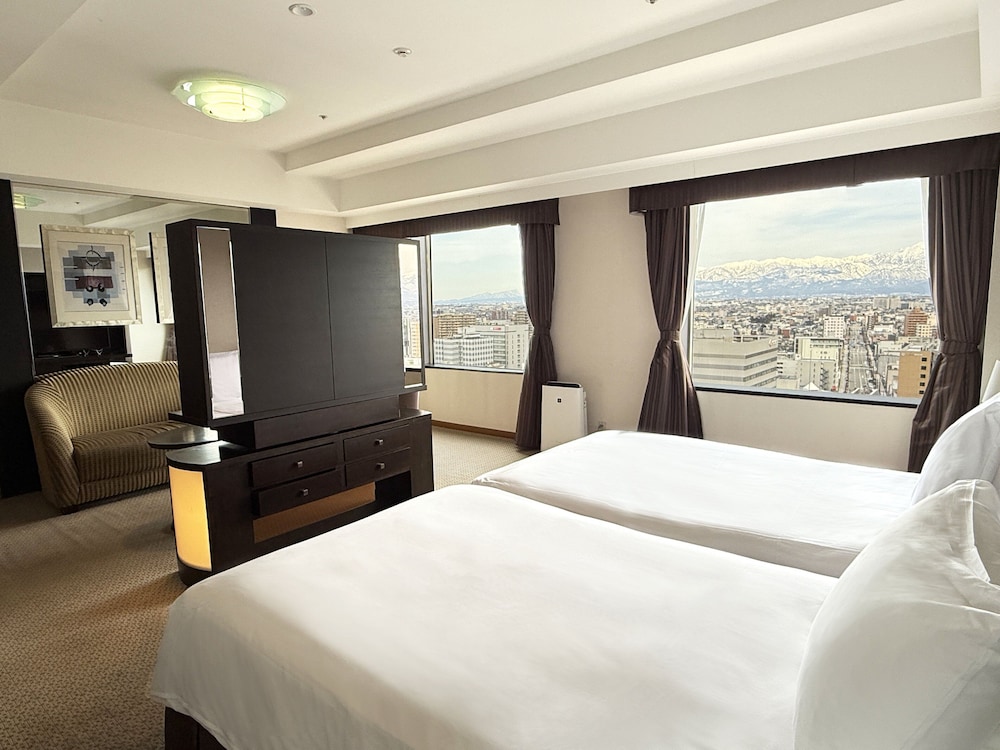 プレミアム ルーム ダブルベッド 2 台 マウンテンビュー 客室2 | ANAクラウンプラザホテル富山 by IHG