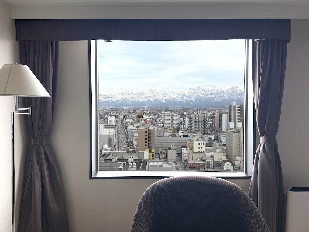 プレミアム ルーム ダブルベッド 2 台 マウンテンビュー 部屋からの景観0 | ANAクラウンプラザホテル富山 by IHG